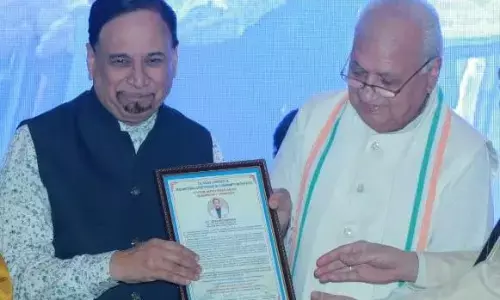 पीडियाट्रिक्स सम्मेलन में राज्यपाल आरिफ मोहम्मद खान ने डॉ. उदय बोधनकर को लाइफ़टाइम अचीवमेंट अवॉर्ड से नवाज़ा पीडियाट्रिक्स सम्मेलन में राज्यपाल आरिफ मोहम्मद खान ने डॉ. उदय बोधनकर को लाइफ़टाइम अचीवमेंट अवॉर्ड से नवाज़ा