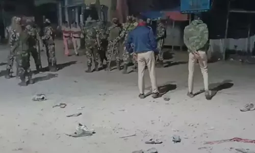 बिहार के कैमूर में मतगणना केंद्र के बाहर बवाल, तीन पुलिसकर्मियों के सिर में आई चोट, चुनाव अधिकारी की गाड़ी में लगाई आग