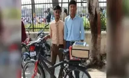 स्कूली बच्चों का कबाड़ से कमाल! ई-साइकिल का किया आविष्कार, देखने वाले हुए हैरान स्कूली बच्चों का कबाड़ से कमाल! ई-साइकिल का किया आविष्कार, देखने वाले हुए हैरान