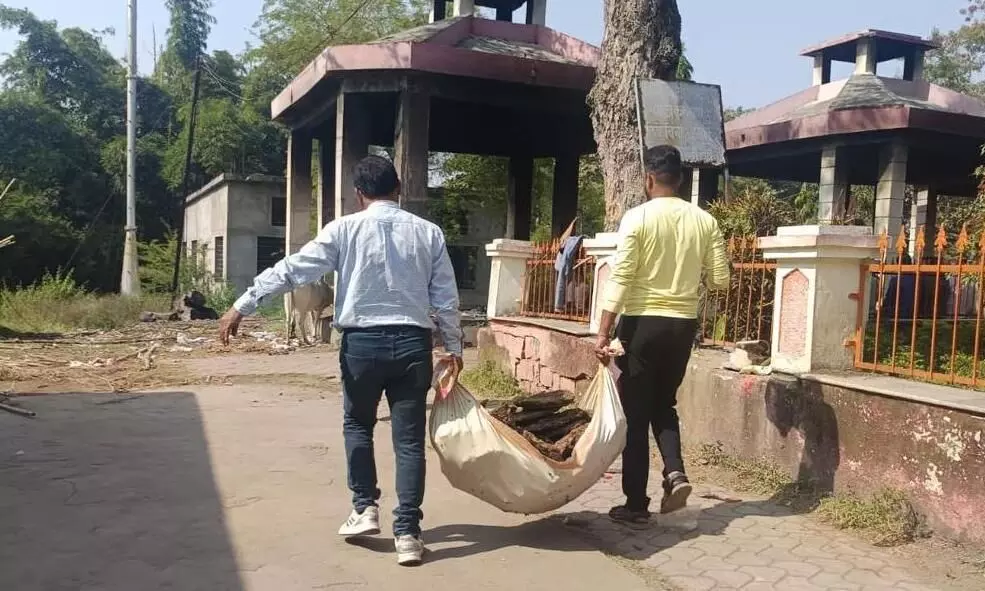 शेड के बाहर करनी पड़ रही अंत्येष्टि, पातालेश्वर मोक्षधाम में शव जलाने कण्डे तक नहीं शेड के बाहर करनी पड़ रही अंत्येष्टि, पातालेश्वर मोक्षधाम में शव जलाने कण्डे तक नहीं