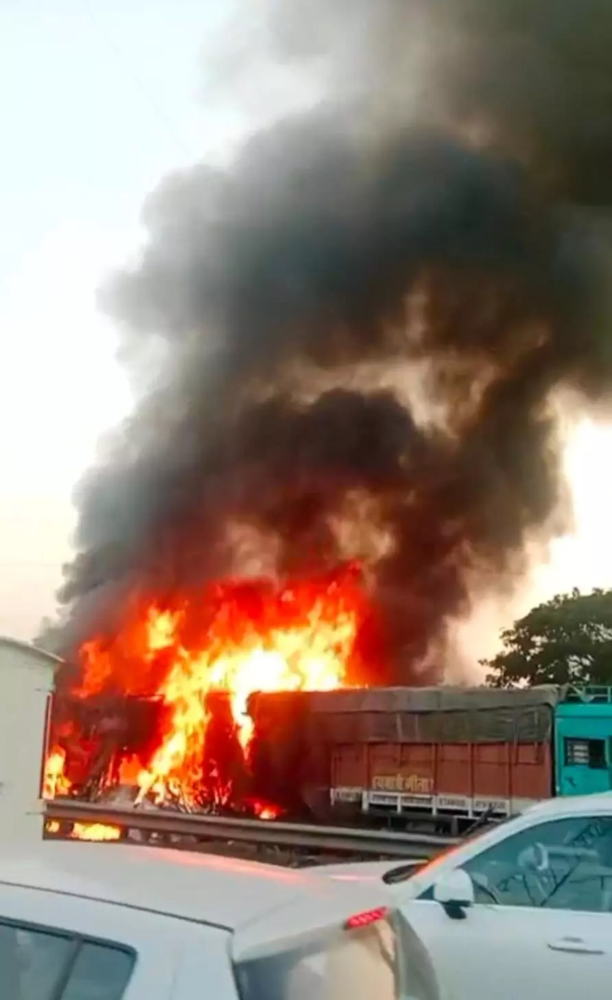 कंटेनर ट्रक चालक समेत तीन के खिलाफ मामला दर्ज कंटेनर ट्रक चालक समेत तीन के खिलाफ मामला दर्ज