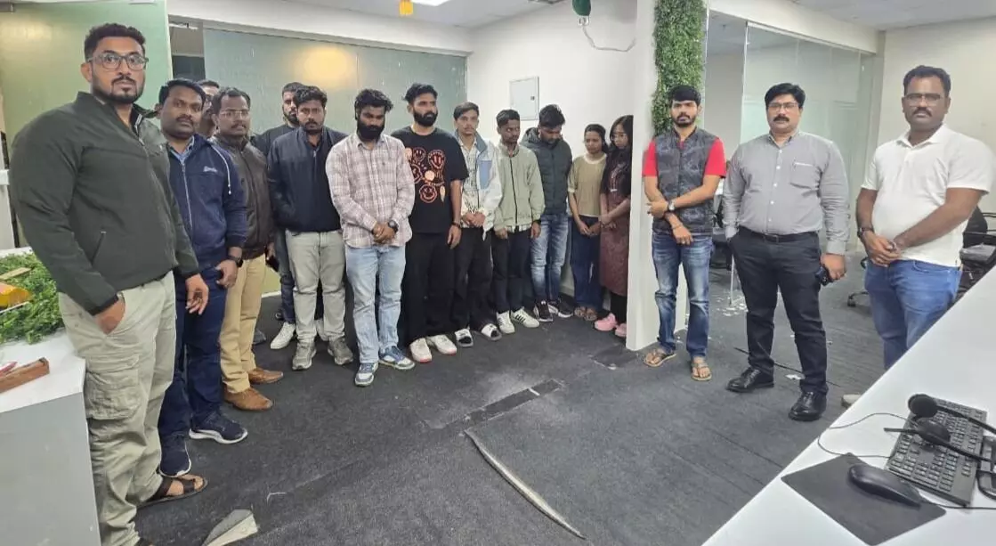 अमेरिकी नागरिकों को ठगने वाले 2 फर्जी कॉल सेंटरों पर छापा, 23 आरोपी गिरफ्तार अमेरिकी नागरिकों को ठगने वाले 2 फर्जी कॉल सेंटरों पर छापा, 23 आरोपी गिरफ्तार