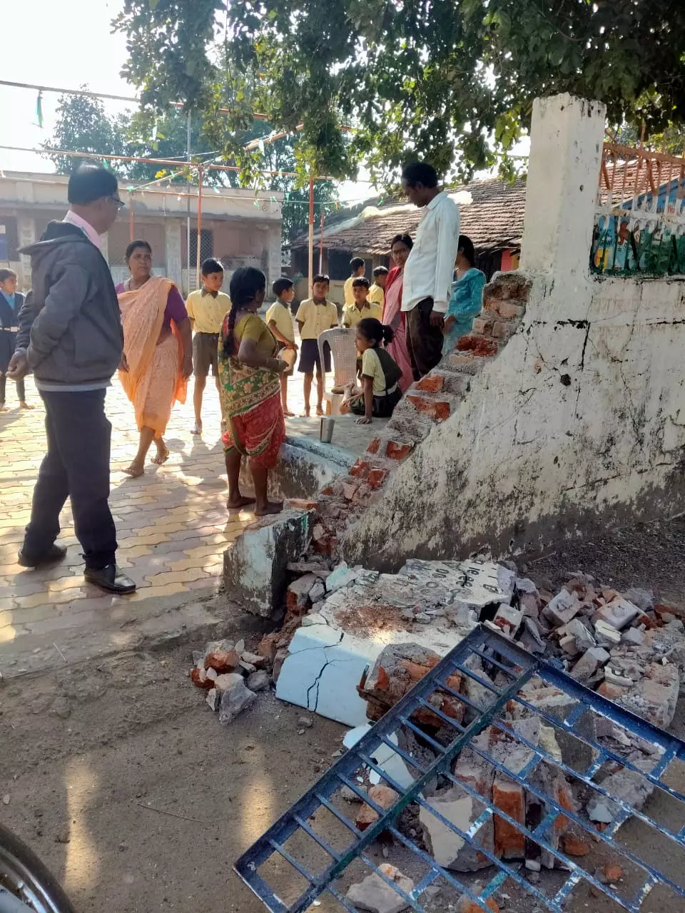 भरभराकर ढह गई स्कूल की दीवार, छात्रा गंभीर घायल भरभराकर ढह गई स्कूल की दीवार, छात्रा गंभीर घायल