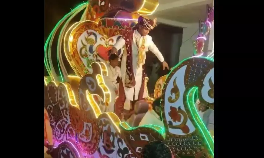 बारात पहुंचते ही शख्स ने किया गजब डांस, लोगों ने जल्द से जल्द पार्टी छोड़ने की दी राय, यहां देखें वायरल वीडियो बारात पहुंचते ही शख्स ने किया गजब डांस, लोगों ने जल्द से जल्द पार्टी छोड़ने की दी राय, यहां देखें वायरल वीडियो