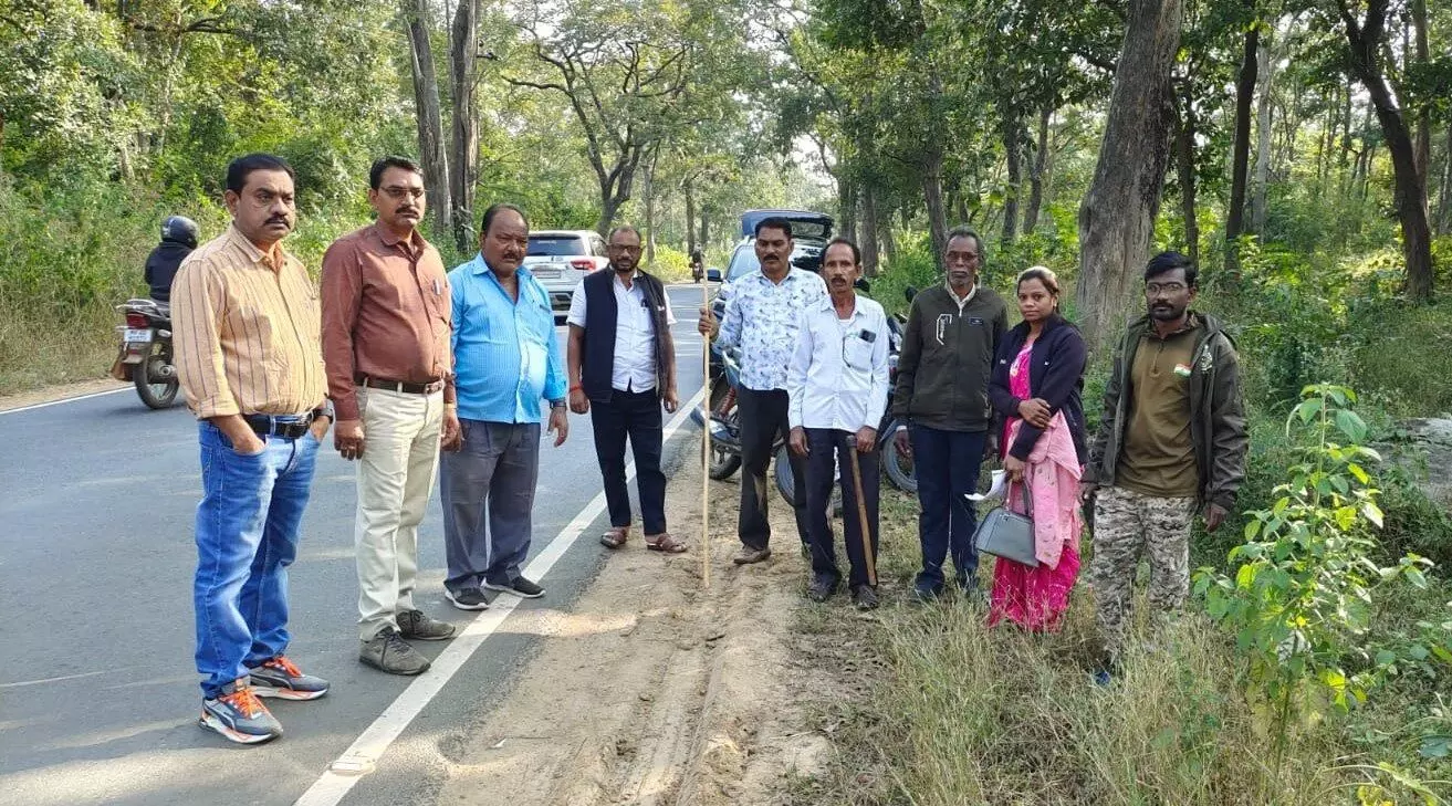 बाघदेव मंदिर परिसर में बाघ दिखाई देने से हाईवे पर यातायात हुआ ठप बाघदेव मंदिर परिसर में बाघ दिखाई देने से हाईवे पर यातायात हुआ ठप