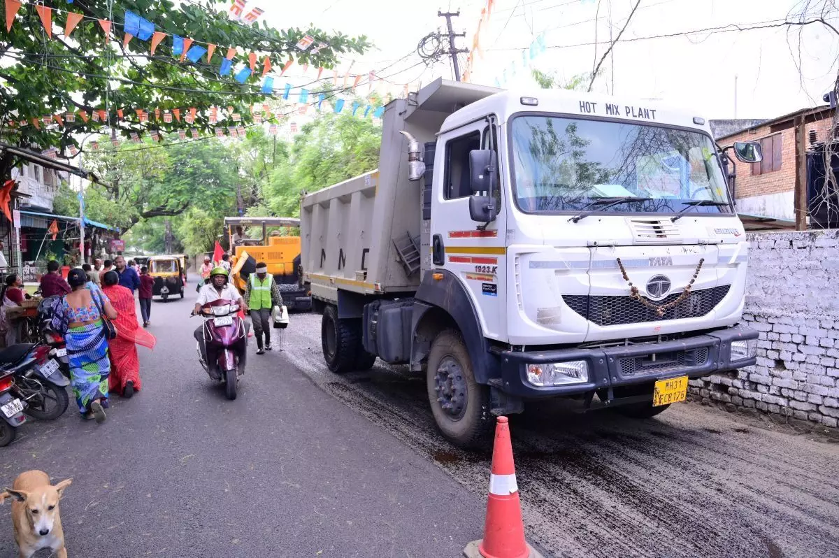 मनपा के हाटमिक्स प्लांट से 53 किलोमीटर रास्तों का डामरीकरण आरंभ मनपा के हाटमिक्स प्लांट से 53 किलोमीटर रास्तों का डामरीकरण आरंभ