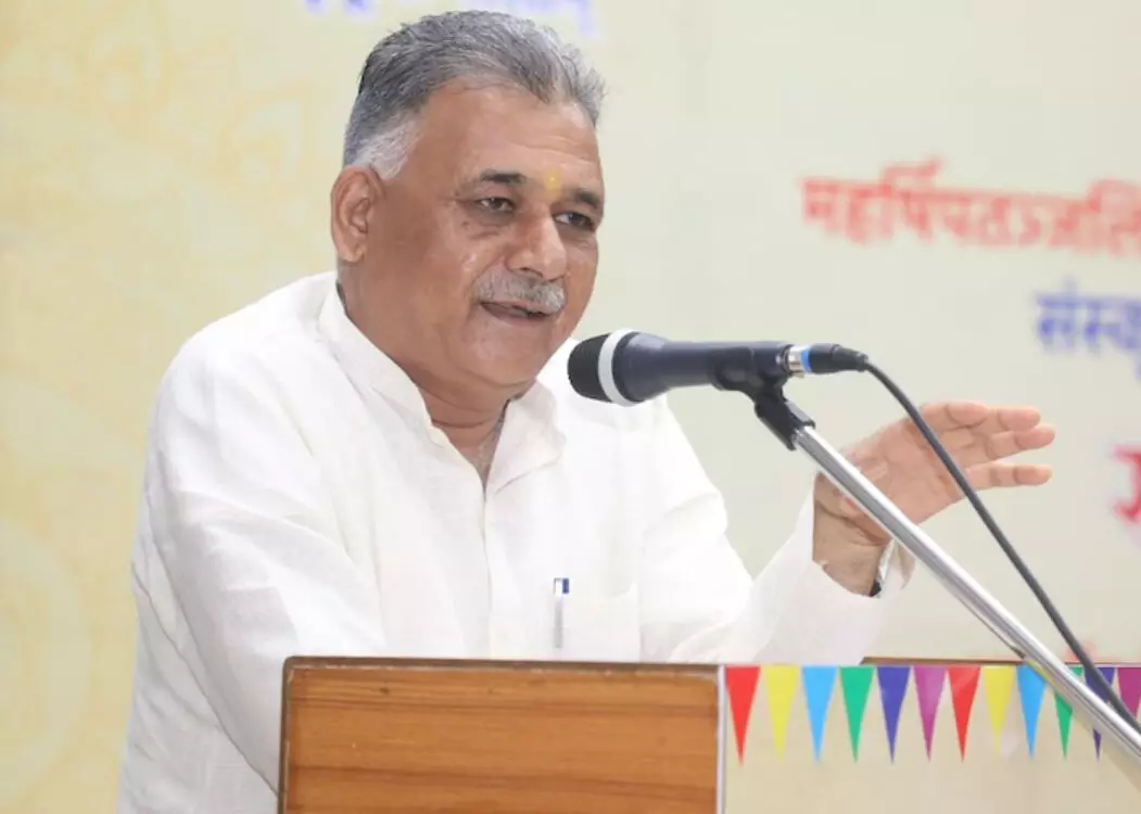 BJP मंत्री ने दिया विवादित बयान, राजा राम मोहन राय को बताया अंग्रेजों का दलाल BJP मंत्री ने दिया विवादित बयान, राजा राम मोहन राय को बताया अंग्रेजों का दलाल