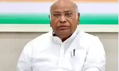 करारी हार के बाद कांग्रेस अध्यक्ष मल्लिकार्जुन खड़गे ने अपने आवास पर बुलाई विशेष बैठक, चुनाव आयोग और SIR को कठघरे में खड़ा किया करारी हार के बाद कांग्रेस अध्यक्ष मल्लिकार्जुन खड़गे ने अपने आवास पर बुलाई विशेष बैठक, चुनाव आयोग और SIR को कठघरे में खड़ा किया