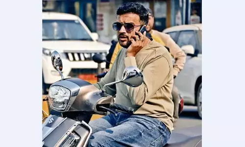 खुद के जीवन से खिलवाड़, जिम्मेदार कर रहे नियमों की अनदेखी खुद के जीवन से खिलवाड़, जिम्मेदार कर रहे नियमों की अनदेखी