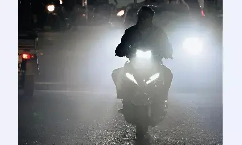 स्कूटी और बाइक्स में भी रोज इंस्टॉल की जा रहीं खतरनाक हाईबीम एलईडी लाइट्स स्कूटी और बाइक्स में भी रोज इंस्टॉल की जा रहीं खतरनाक हाईबीम एलईडी लाइट्स