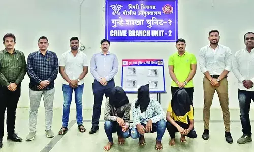 अवैध असलहे बेचने आए 3 गिरफ्तार; 4 पिस्तौल, 5 कारतूस जब्त अवैध असलहे बेचने आए 3 गिरफ्तार; 4 पिस्तौल, 5 कारतूस जब्त