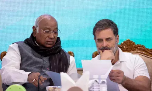 हार पर विश्वास नहीं कर पा रही कांग्रेस, कहा - 2 हफ्तों में देंगे गड़बड़ी के सबूत, खड़गे के आवास पर हुई समीक्षा बैठक हार पर विश्वास नहीं कर पा रही कांग्रेस, कहा - 2 हफ्तों में देंगे गड़बड़ी के सबूत, खड़गे के आवास पर हुई समीक्षा बैठक