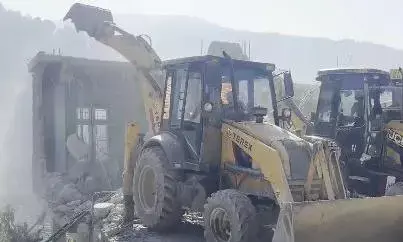 उधमपुर में नरसू निवासी ड्रग तस्कर माखन दीन के ठिकानों पर चला बुलडोजर, ध्वस्त हुई संपत्ति उधमपुर में नरसू निवासी ड्रग तस्कर माखन दीन के ठिकानों पर चला बुलडोजर, ध्वस्त हुई संपत्ति