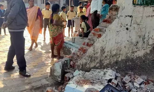 भरभराकर ढह गई स्कूल की दीवार, छात्रा गंभीर घायल भरभराकर ढह गई स्कूल की दीवार, छात्रा गंभीर घायल