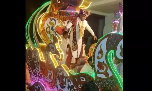 बारात पहुंचते ही शख्स ने किया गजब डांस, लोगों ने जल्द से जल्द पार्टी छोड़ने की दी राय, यहां देखें वायरल वीडियो बारात पहुंचते ही शख्स ने किया गजब डांस, लोगों ने जल्द से जल्द पार्टी छोड़ने की दी राय, यहां देखें वायरल वीडियो