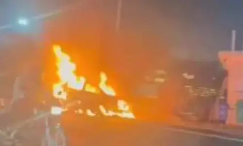 चलती कार में लगी आग, कुछ ही मिनटों में जलकर हुई खाक, मौके पर पहुंची फायर ब्रिगेड की गाड़ी चलती कार में लगी आग, कुछ ही मिनटों में जलकर हुई खाक, मौके पर पहुंची फायर ब्रिगेड की गाड़ी
