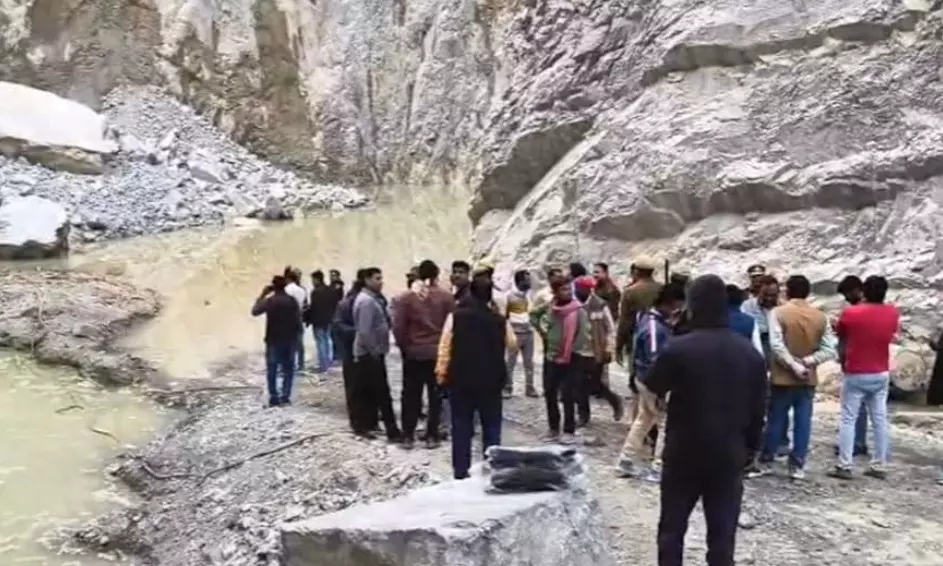 पहाड़ी धंसने से खदान में दबे 15 मजदूर, अब तक 1 शव बरामद, बचाव कार्य जारी, सोनभद्र में खनन के दौरान बड़ी दुर्घटना पहाड़ी धंसने से खदान में दबे 15 मजदूर, अब तक 1 शव बरामद, बचाव कार्य जारी, सोनभद्र में खनन के दौरान बड़ी दुर्घटना