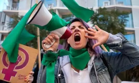 अपराध और भ्रष्टाचार के खिलाफ हजारों की संख्या में सड़कों पर उतरे युवा प्रदर्शनकारी अपराध और भ्रष्टाचार के खिलाफ हजारों की संख्या में सड़कों पर उतरे युवा प्रदर्शनकारी