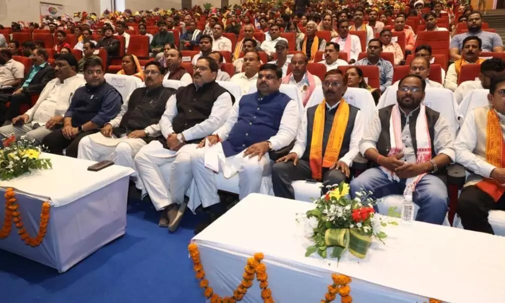 जनजातीय गौरव दिवस पर रायगढ़ में संस्कृति, परंपरा और अस्मिता का भव्य उत्सव जनजातीय गौरव दिवस पर रायगढ़ में संस्कृति, परंपरा और अस्मिता का भव्य उत्सव