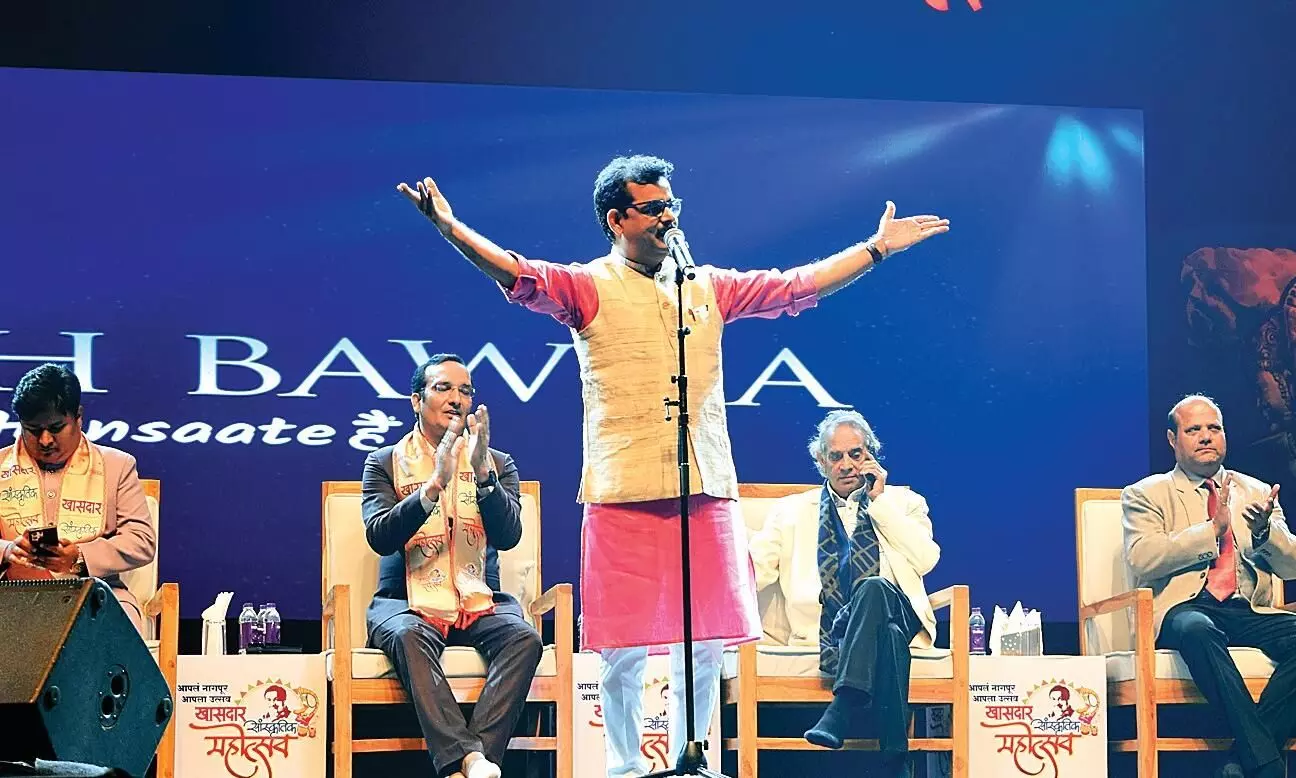 व्यंग्यों की तेज धार - नागपुर का संतरा सुबह छीलकर खाते हैं, रात को खोलकर पीते हैं