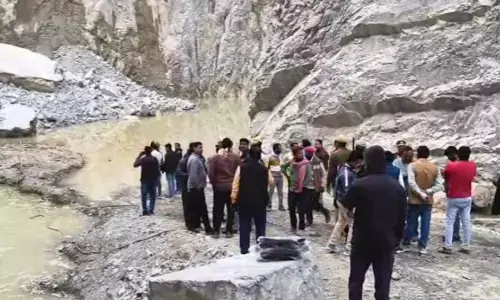 पहाड़ी धंसने से खदान में दबे 15 मजदूर, अब तक 1 शव बरामद, बचाव कार्य जारी, सोनभद्र में खनन के दौरान बड़ी दुर्घटना पहाड़ी धंसने से खदान में दबे 15 मजदूर, अब तक 1 शव बरामद, बचाव कार्य जारी, सोनभद्र में खनन के दौरान बड़ी दुर्घटना