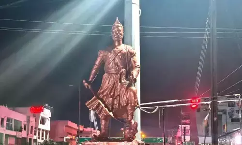 शिव प्रेमियों ने छत्रपति संभाजी महाराज की पूर्ण-लंबाई वाली प्रतिमा स्थापित की, 10 के खिलाफ मामला दर्ज शिव प्रेमियों ने छत्रपति संभाजी महाराज की पूर्ण-लंबाई वाली प्रतिमा स्थापित की, 10 के खिलाफ मामला दर्ज
