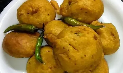 आलू बोंडा बनाने का है मन? तो इस आसान और खास रेसिपी को जरूर करें ट्राई, सुबह के नाश्ते में लग जाएंगे चार चांद! आलू बोंडा बनाने का है मन? तो इस आसान और खास रेसिपी को जरूर करें ट्राई, सुबह के नाश्ते में लग जाएंगे चार चांद!