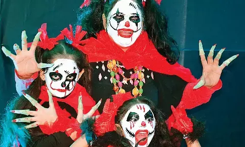 वुमन भास्कर क्लब की हैलोवीन पार्टी में हॉरर कैरेक्टर्स का देसी अंदाज, डरावने कॉस्ट्यूम्स में दिखाई क्रिएटिविटी वुमन भास्कर क्लब की हैलोवीन पार्टी में हॉरर कैरेक्टर्स का देसी अंदाज, डरावने कॉस्ट्यूम्स में दिखाई क्रिएटिविटी