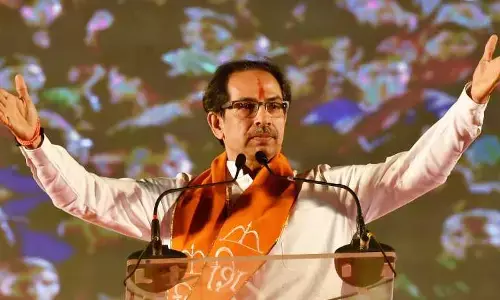 बीएमसी चुनाव से पहले फडणवीस का उद्धव को बड़ा तोहफा, बालासाहेब ठाकरे स्मारक ट्रस्ट का अध्यक्ष बनाया बीएमसी चुनाव से पहले फडणवीस का उद्धव को बड़ा तोहफा, बालासाहेब ठाकरे स्मारक ट्रस्ट का अध्यक्ष बनाया