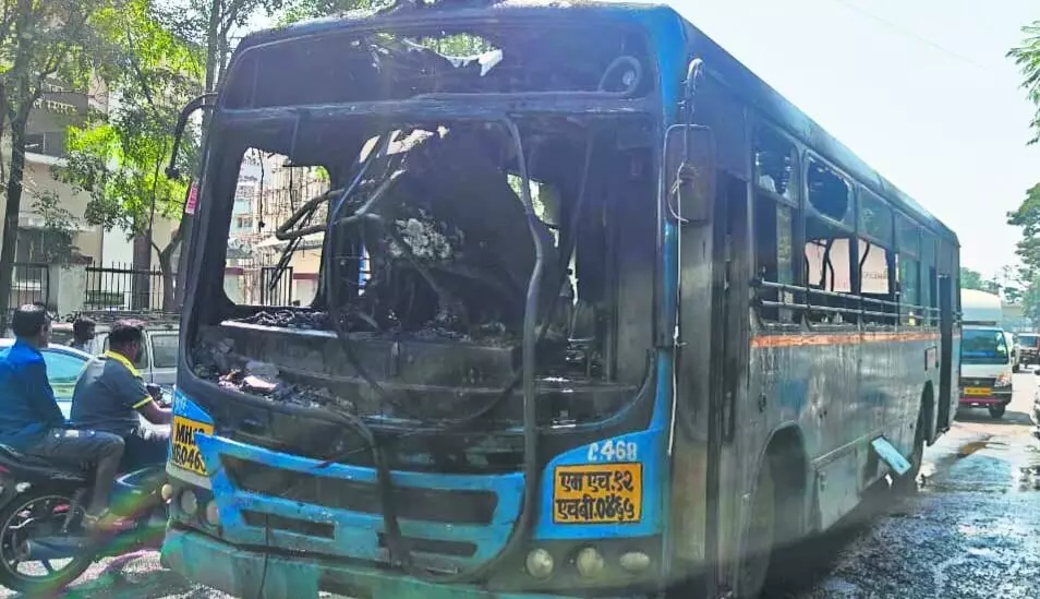 आग में जलकर पीएमपीएमएल बस खाक आग में जलकर पीएमपीएमएल बस खाक