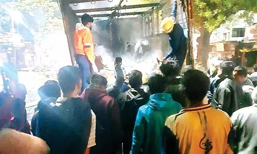 ट्रक में आग लगने से जले 29 मवेशी, टायर फटा - फिर भी नहीं रोका वाहन, अमरावती से पकड़ाया मालिक ट्रक में आग लगने से जले 29 मवेशी, टायर फटा - फिर भी नहीं रोका वाहन, अमरावती से पकड़ाया मालिक