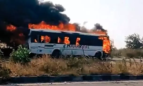 पहले धुआं फिर जल उठी चलती बस, चालक की सतर्कता से बाल-बाल बचे सभी यात्री पहले धुआं फिर जल उठी चलती बस, चालक की सतर्कता से बाल-बाल बचे सभी यात्री