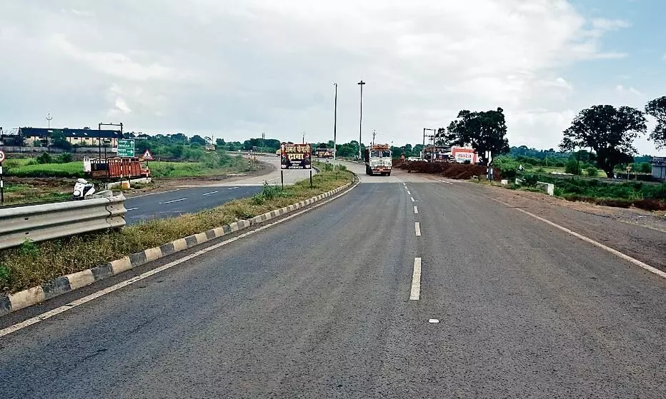 400 करोड़ की सड़क पर लगने थे 40 हजार पौधे, अब तक चार हजार भी नहीं लगा पाए 400 करोड़ की सड़क पर लगने थे 40 हजार पौधे, अब तक चार हजार भी नहीं लगा पाए