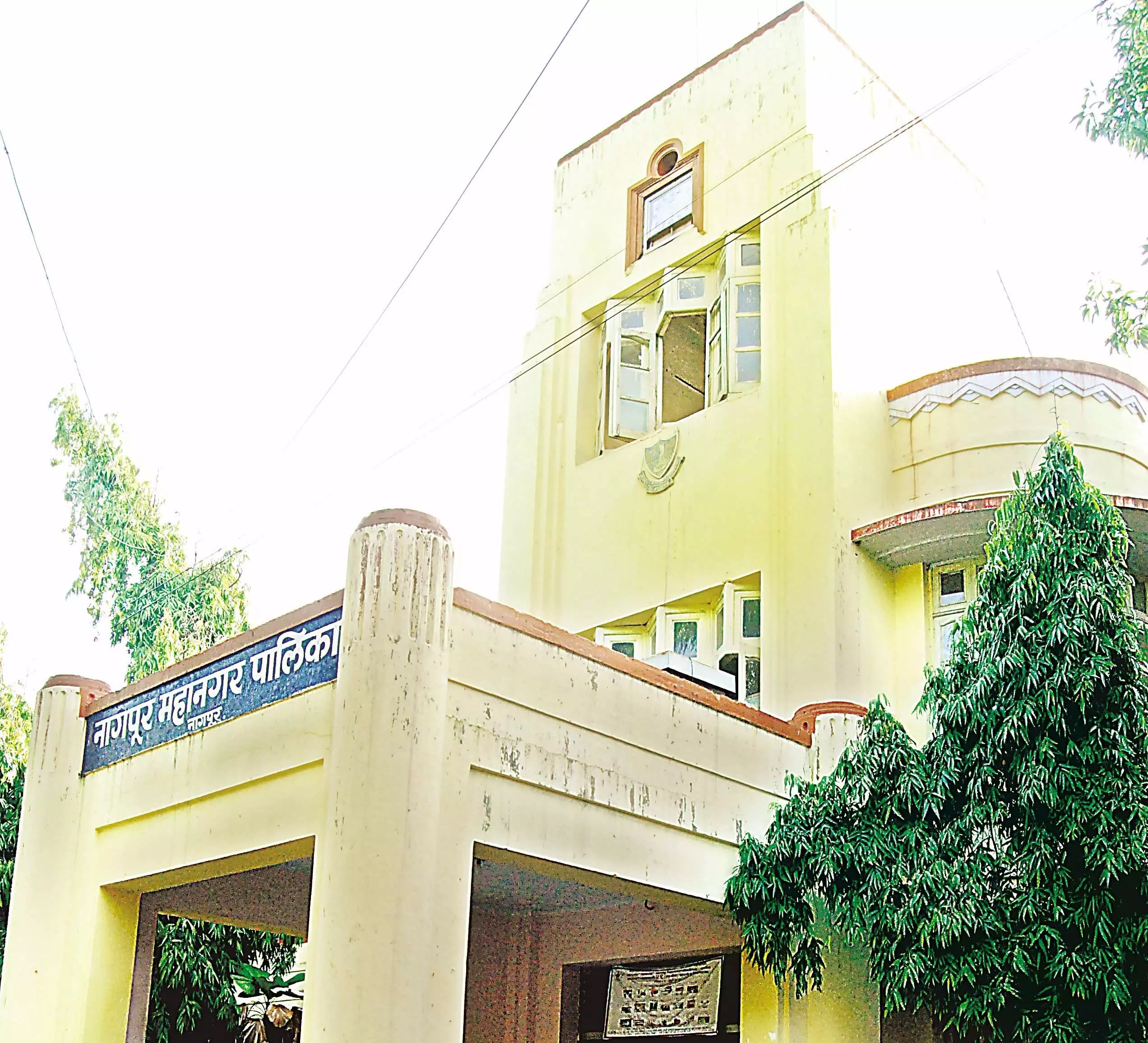 9 पेड़ फोरेंसिक लैब परिसर में उखाड़कर मिट्टी में दबाए, मनपा ने उपसंचालक को भेजा नोटिस 9 पेड़ फोरेंसिक लैब परिसर में उखाड़कर मिट्टी में दबाए, मनपा ने उपसंचालक को भेजा नोटिस