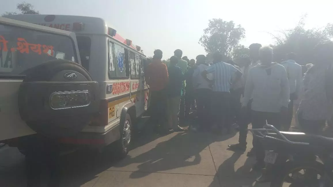 एम्बुलेंस और दोपहिया वाहन की आमने-सामने से जोरदार टक्कर, एक गंभीर रूप से हुआ घायल एम्बुलेंस और दोपहिया वाहन की आमने-सामने से जोरदार टक्कर, एक गंभीर रूप से हुआ घायल