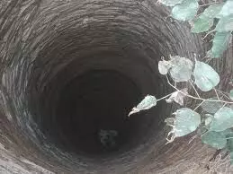 कपास तोड़ने गई युवती की कुएं में गिरकर दर्दनाक मौत, मामले की जांच में जुटी पुलिस कपास तोड़ने गई युवती की कुएं में गिरकर दर्दनाक मौत, मामले की जांच में जुटी पुलिस