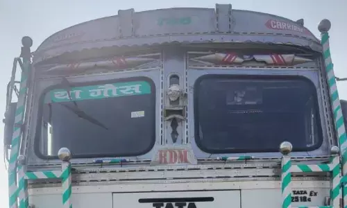 पशु तस्करी की कोशिश नाकाम, 26.75 लाख के भैंस-पड़ा समेत ट्रक जब्त पशु तस्करी की कोशिश नाकाम, 26.75 लाख के भैंस-पड़ा समेत ट्रक जब्त