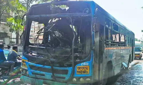 आग में जलकर पीएमपीएमएल बस खाक आग में जलकर पीएमपीएमएल बस खाक