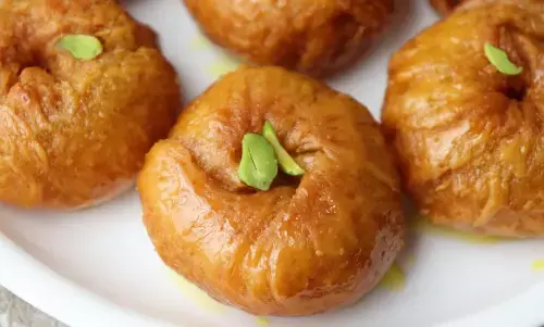 घर पर बनाना चाहते हैं कुछ स्वादिष्ट तो, ट्राई करें बालूशाही की ये रेसिपी घर पर बनाना चाहते हैं कुछ स्वादिष्ट तो, ट्राई करें बालूशाही की ये रेसिपी