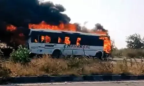 पहले धुआं फिर जल उठी चलती बस, चालक की सतर्कता से बाल-बाल बचे सभी यात्री पहले धुआं फिर जल उठी चलती बस, चालक की सतर्कता से बाल-बाल बचे सभी यात्री