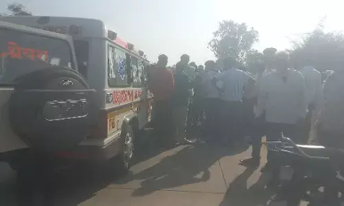 एम्बुलेंस और दोपहिया वाहन की आमने-सामने से जोरदार टक्कर, एक गंभीर रूप से हुआ घायल एम्बुलेंस और दोपहिया वाहन की आमने-सामने से जोरदार टक्कर, एक गंभीर रूप से हुआ घायल