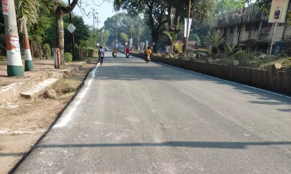 शहर के भीतरी हिस्से में फोरलेन मॉडल रोड का हो रहा डामरीकरण शहर के भीतरी हिस्से में फोरलेन मॉडल रोड का हो रहा डामरीकरण