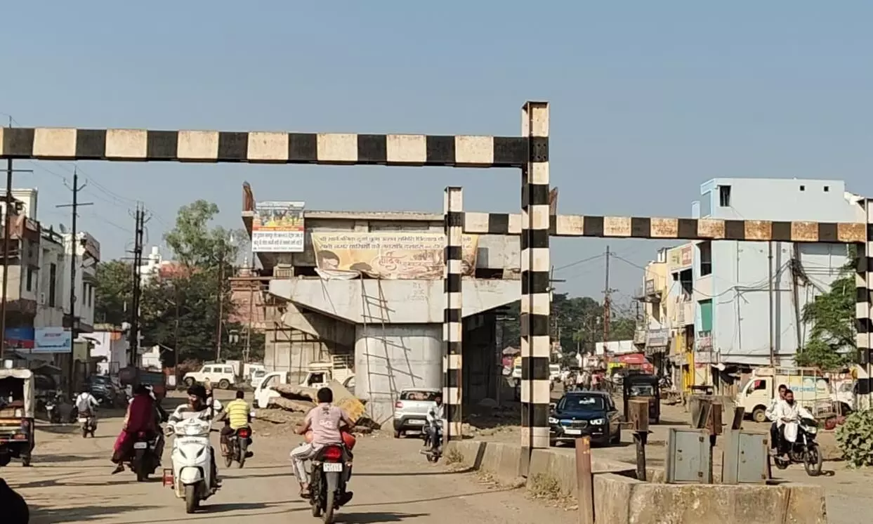 ट्रैक के ऊपर ओवरब्रिज निर्माण का रास्ता साफ, मिली मंजूरी ट्रैक के ऊपर ओवरब्रिज निर्माण का रास्ता साफ, मिली मंजूरी