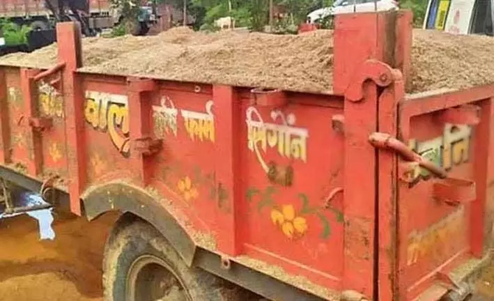 भंडारा में अवैध रेत परिवहन करते दो ट्रैक्टर पकड़ाए