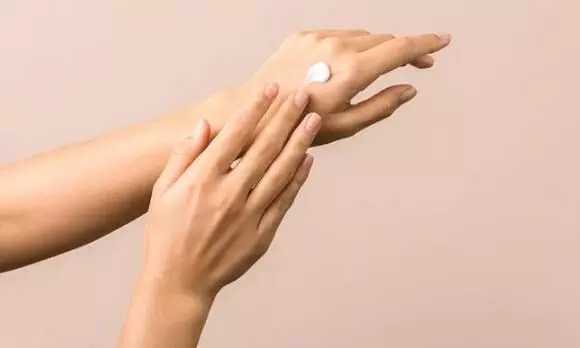 ठंड में आपके हाथ भी लगते हैं फटने तो, ये 5 उपाय आपके लिए