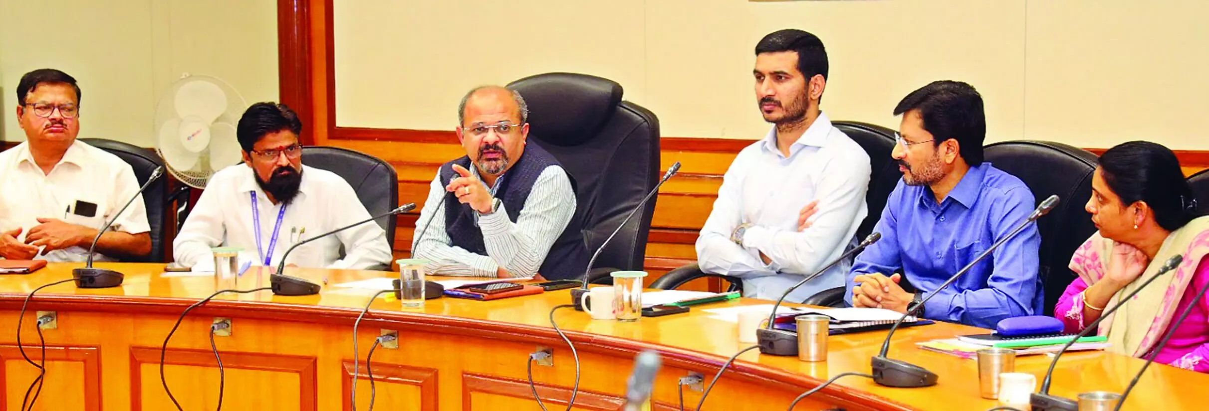 अवैध फ्लेक्सबाजी पर कसें लगाम; मतदान के लिए लोगों को करें जागरूक