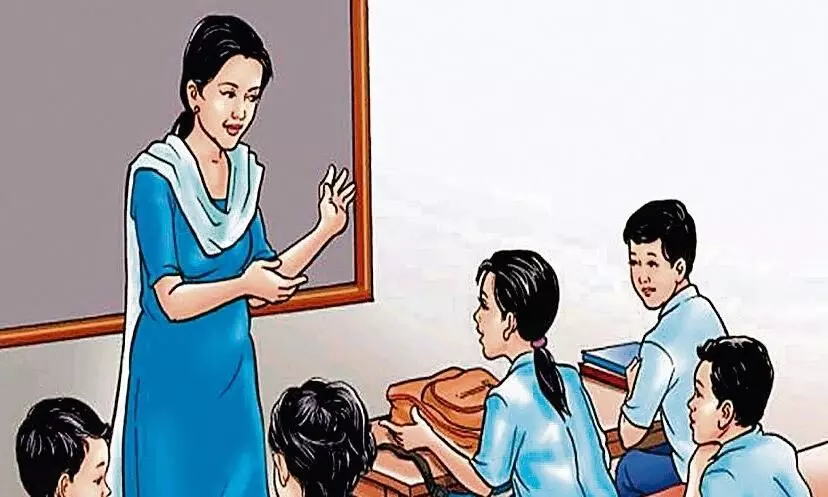 परीक्षा पास में पर बच्चों की पढ़ाई से ज्यादा शिक्षकों के प्रशिक्षण पर जोर