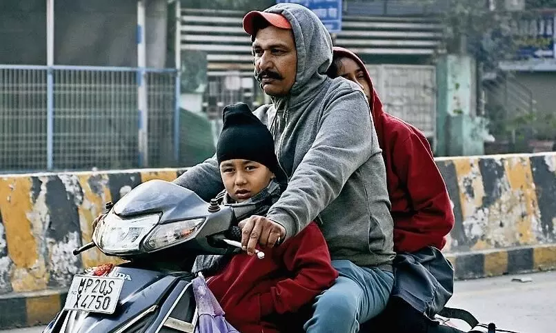 ठंड से कंपकंपा रहे छोटे-छोटे बच्चे फिर भी नहीं बदला स्कूलों का टाइम ठंड से कंपकंपा रहे छोटे-छोटे बच्चे फिर भी नहीं बदला स्कूलों का टाइम