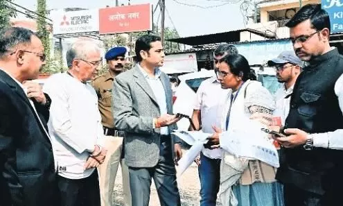 घर-घर पहुंच रहे बीएलओ, मतदाताओं से मांग रहे 2003 की सूची, फाॅर्म भरकर फाेटो देना भी जरूरी