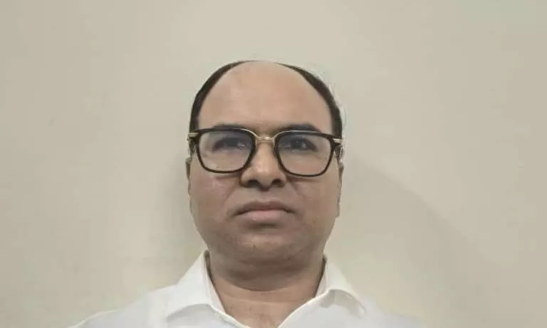 पीएमओ के नकली सचिव की कार से मिले सरकारी बोर्ड और तिरंगा, नेताओं - अधिकारियों से संबंधों की जांच तेज पीएमओ के नकली सचिव की कार से मिले सरकारी बोर्ड और तिरंगा, नेताओं - अधिकारियों से संबंधों की जांच तेज